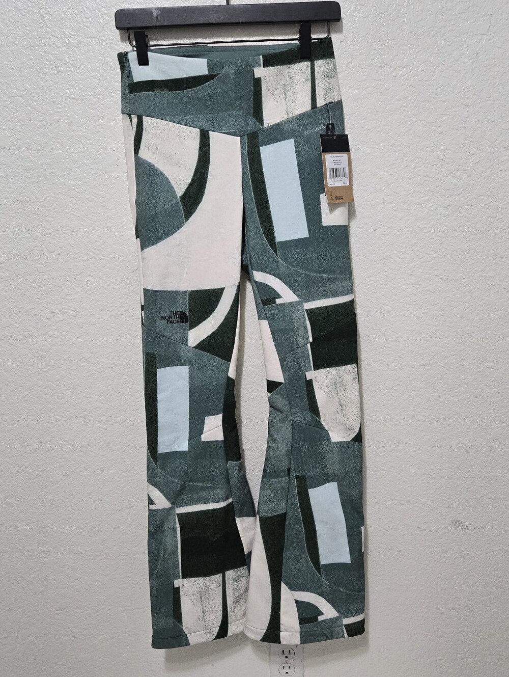 NWT The North Face Snoga snow pants green geometric white fitted